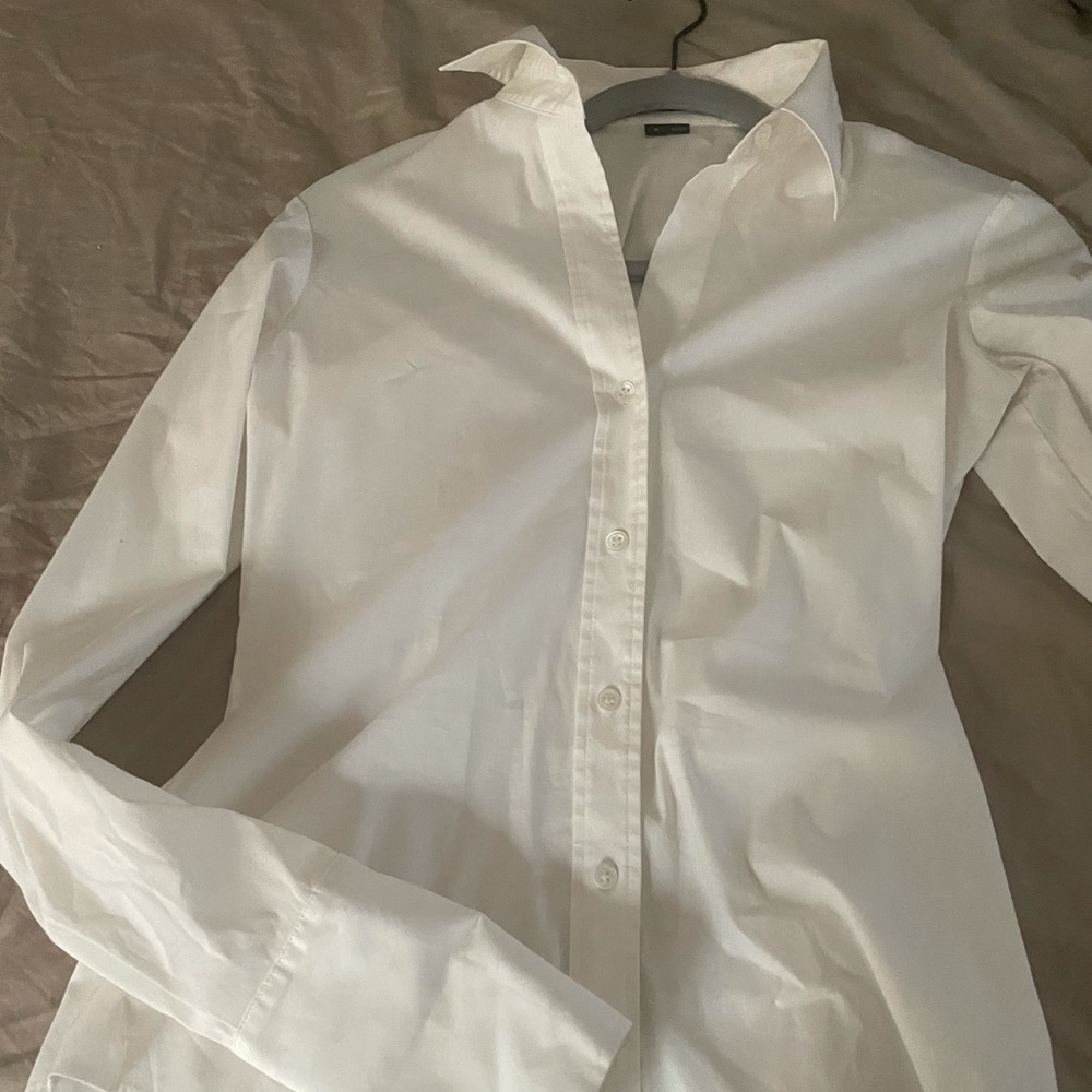 Beautiful smart white shirt with excellent detail on the sleeve